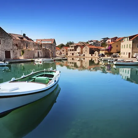 Sleep בית הארחה 4*